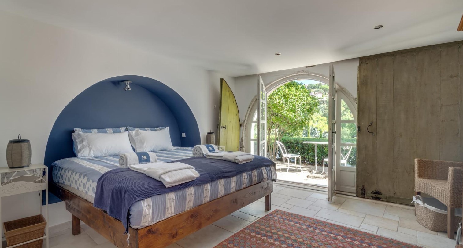 Chambre avec alcôve voûtée et ouverture sur le jardin