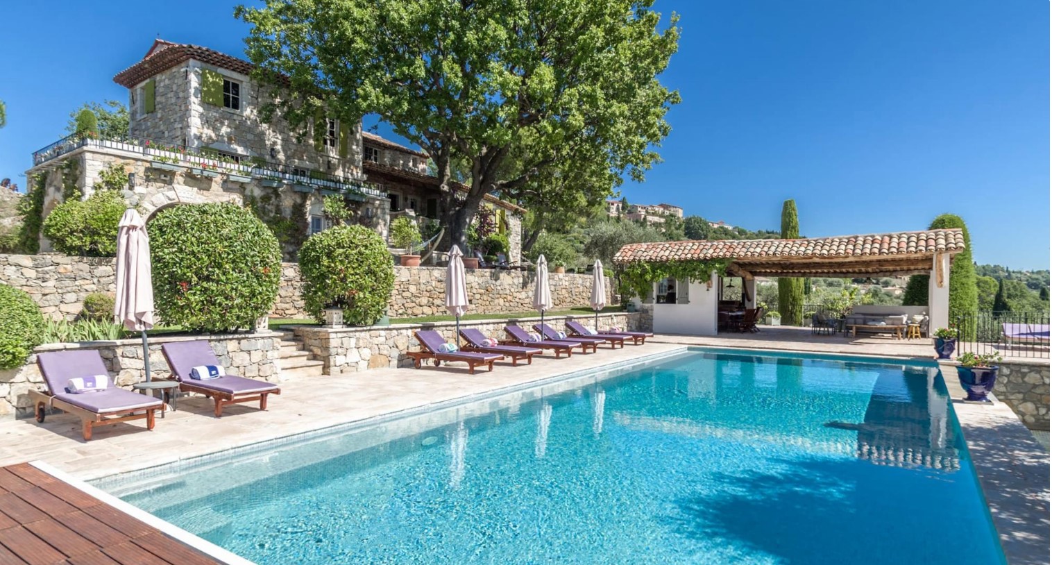 La Bastide Bellevie — piscine et bastide en pierre au soleil de Provence