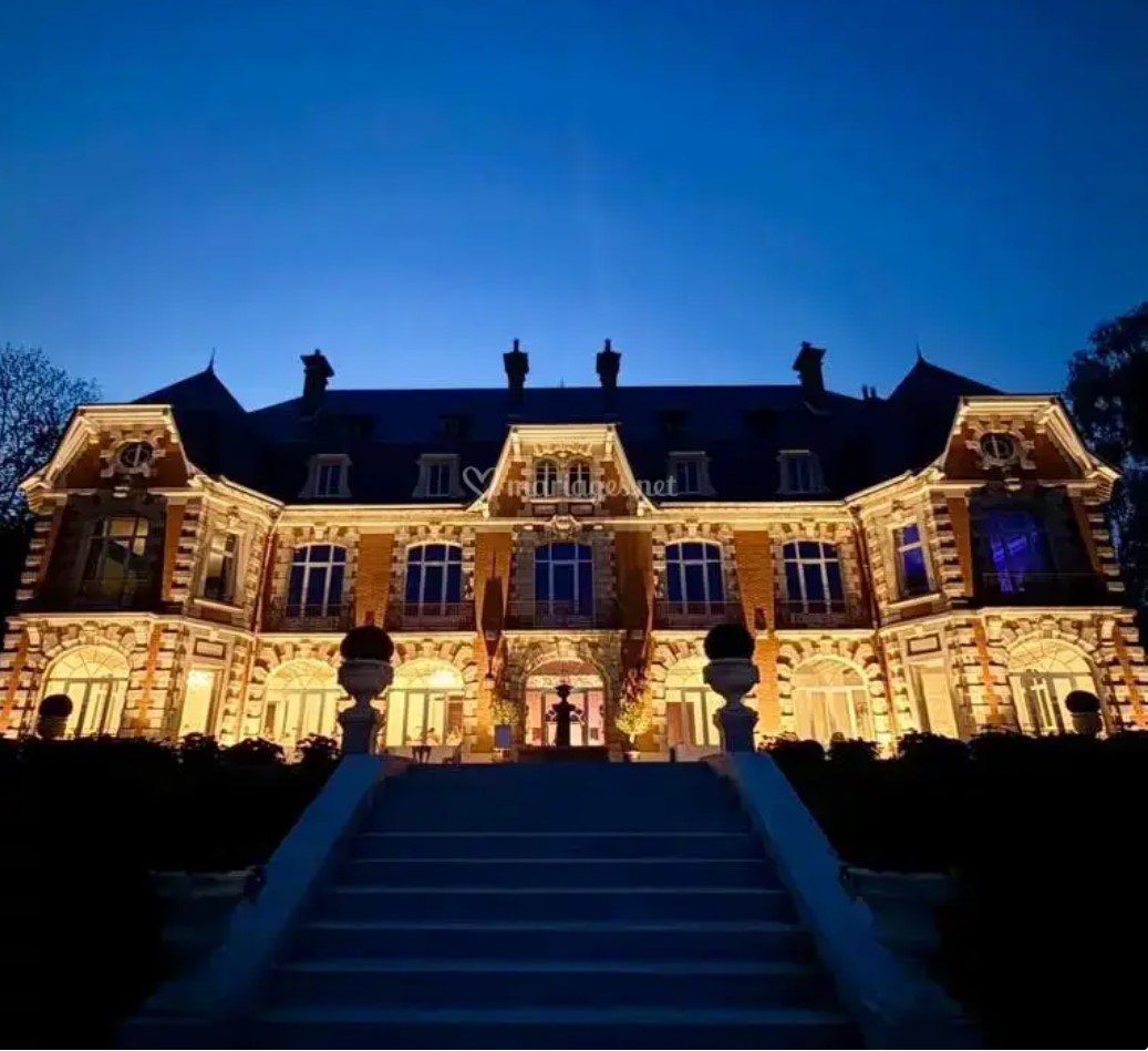 Château illuminé au crépuscule