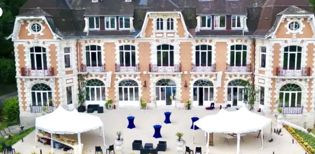 Cour d'apparat dressée pour l'événement