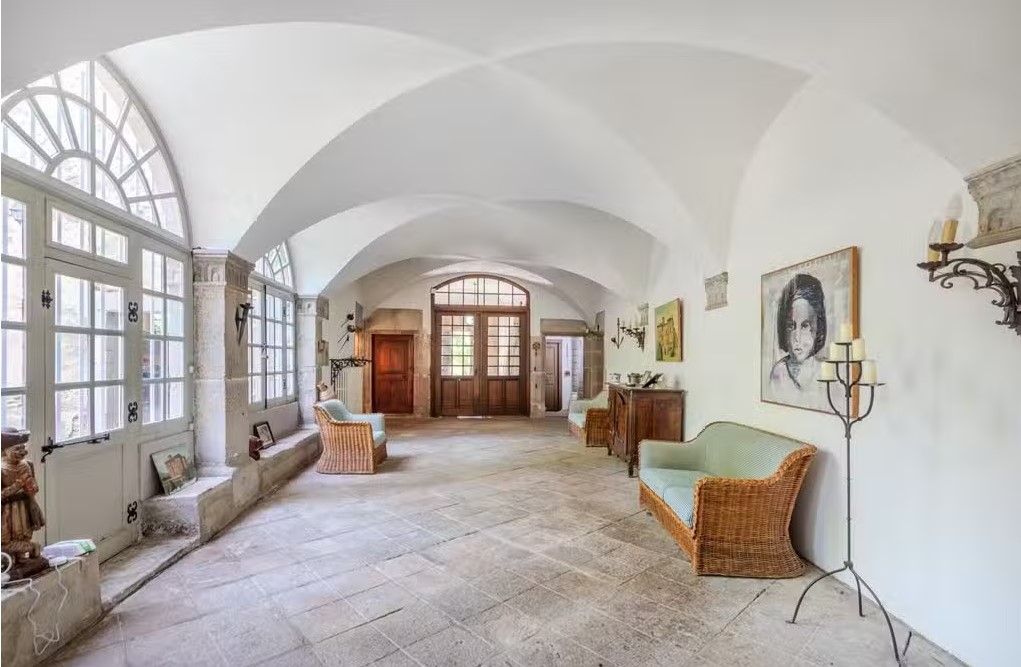 Cloître intérieur à colonnades