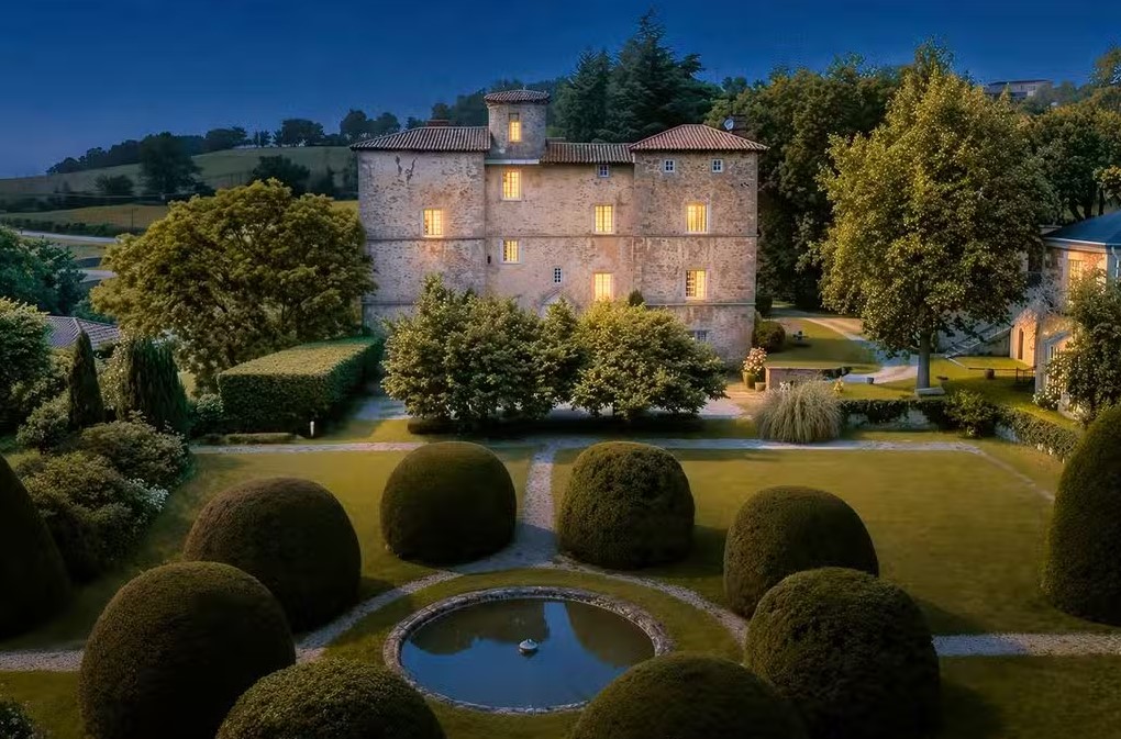 Manoir Saint Galmier — façade au crépuscule avec jardin à la française