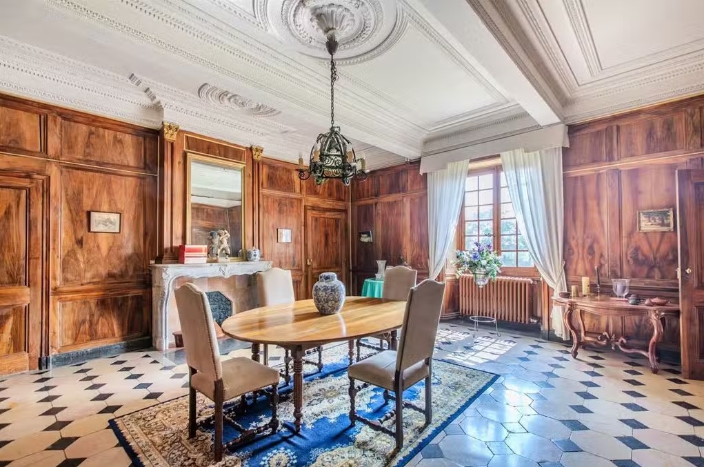 Salle à manger boisée d'apparat