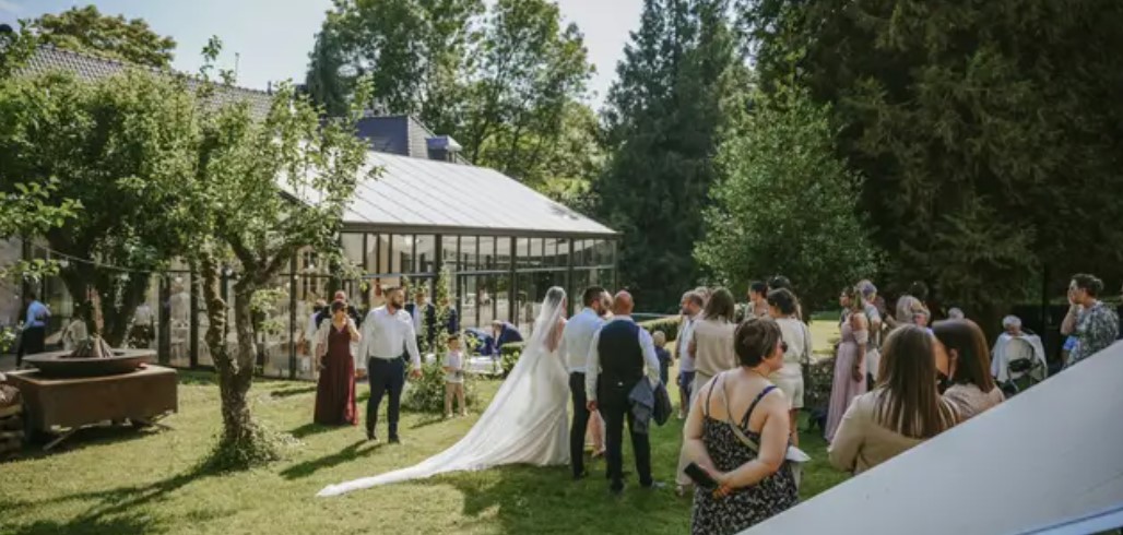 Cérémonie de mariage dans le parc du château
