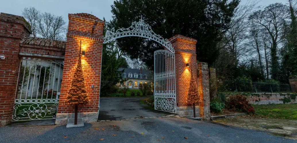 Grille d'entrée illuminée à la nuit tombée