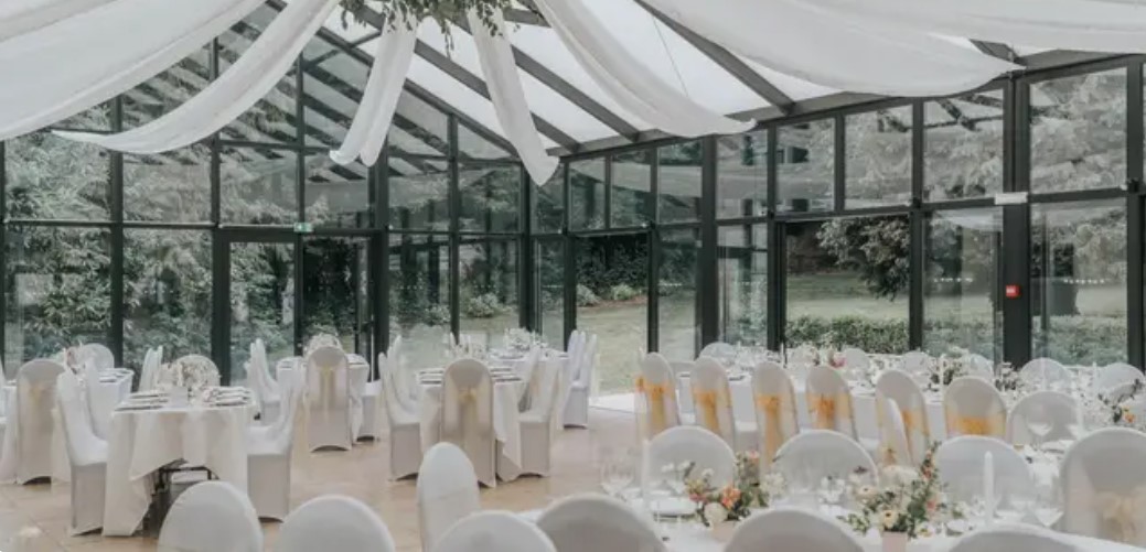 Verrière dressée pour un dîner de mariage