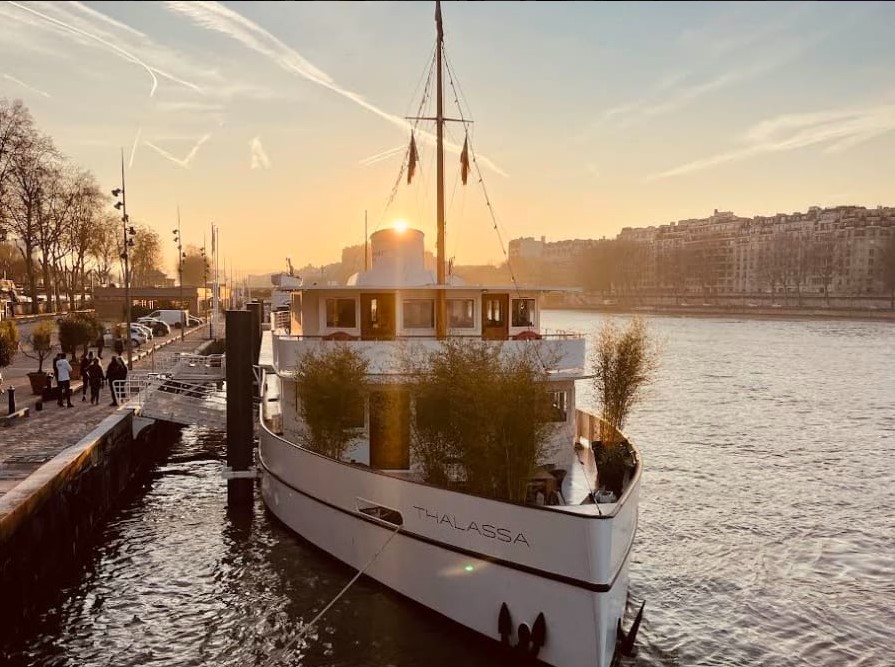 La péniche Quai Liberté sur la Seine au coucher du soleil