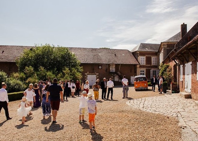 Cour d'accueil et invités