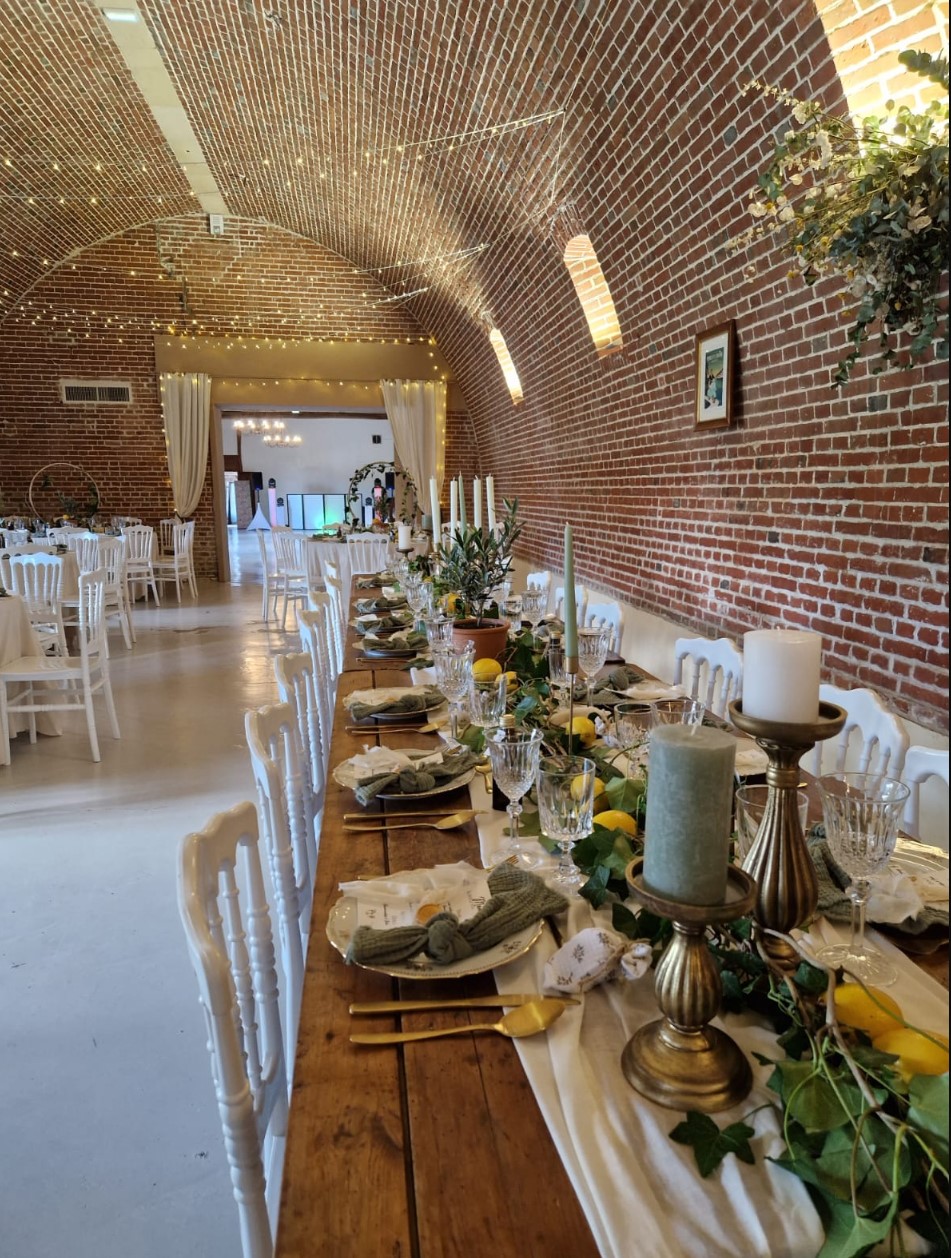 Table d'honneur dressée sous les voûtes de brique