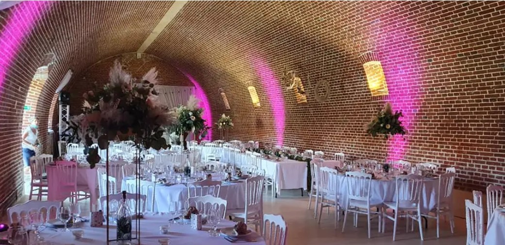 Les Voûtes du Plessier — grande salle voûtée dressée pour un mariage